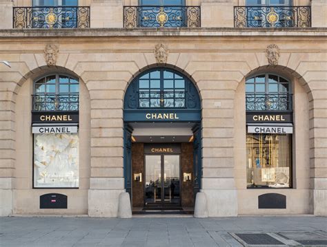 gang robs chanel boutique.